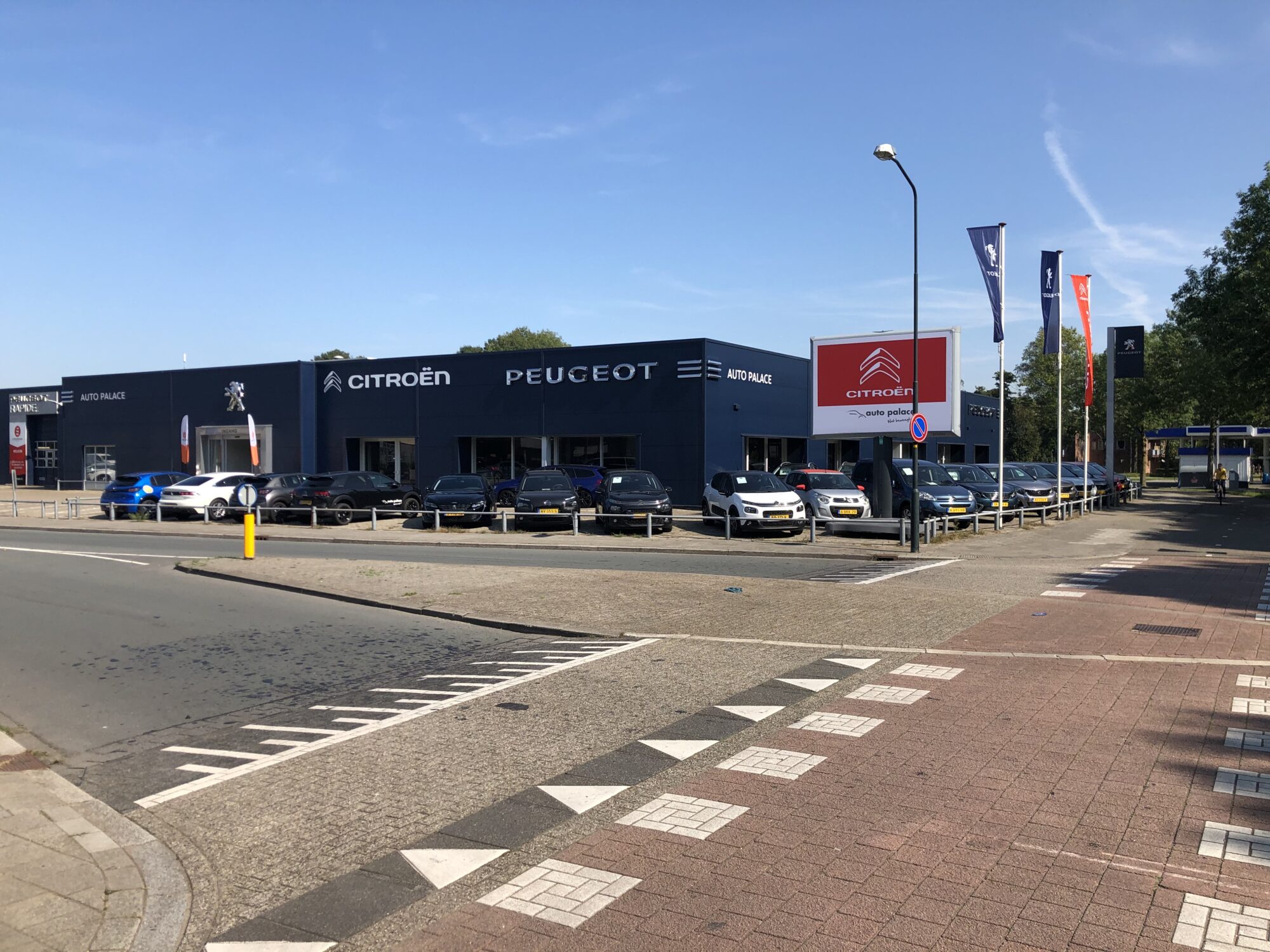 Citroëns en Peugeots nu onder één dak in Apeldoorn