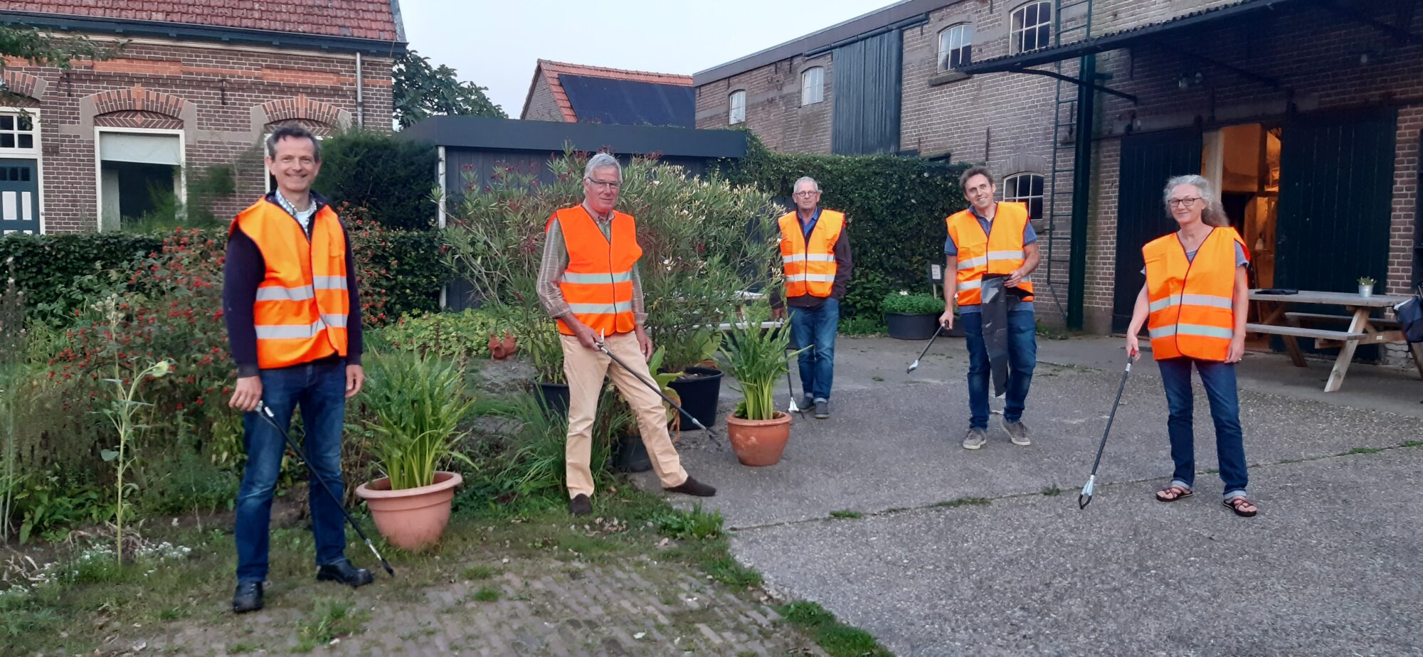 Vierakker steekt handen uit de mouwen