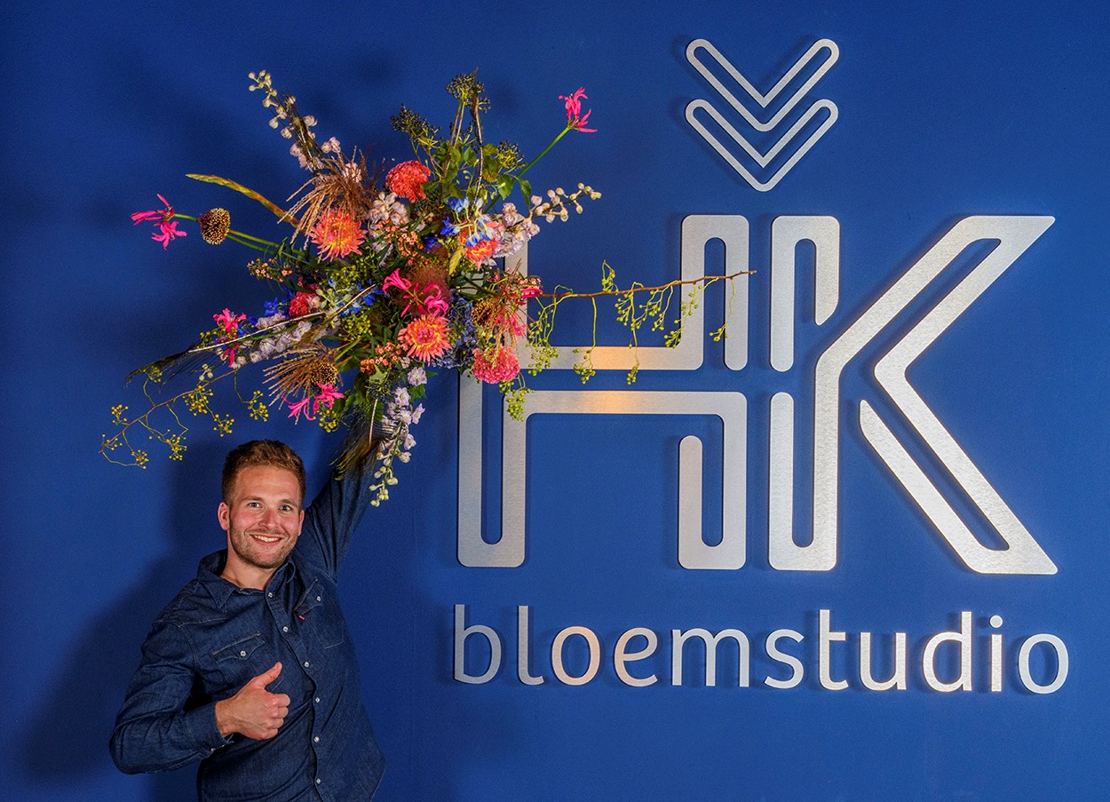 Fleurige bloemstudio in een hip jasje