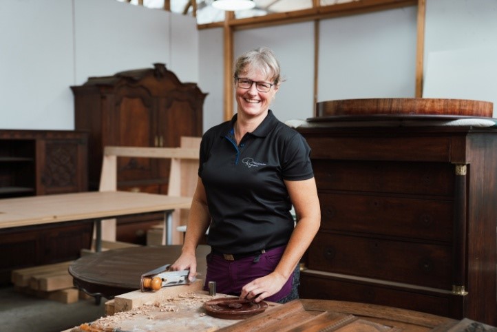 Régine steekt liefde voor meubels niet onder stoelen of banken
