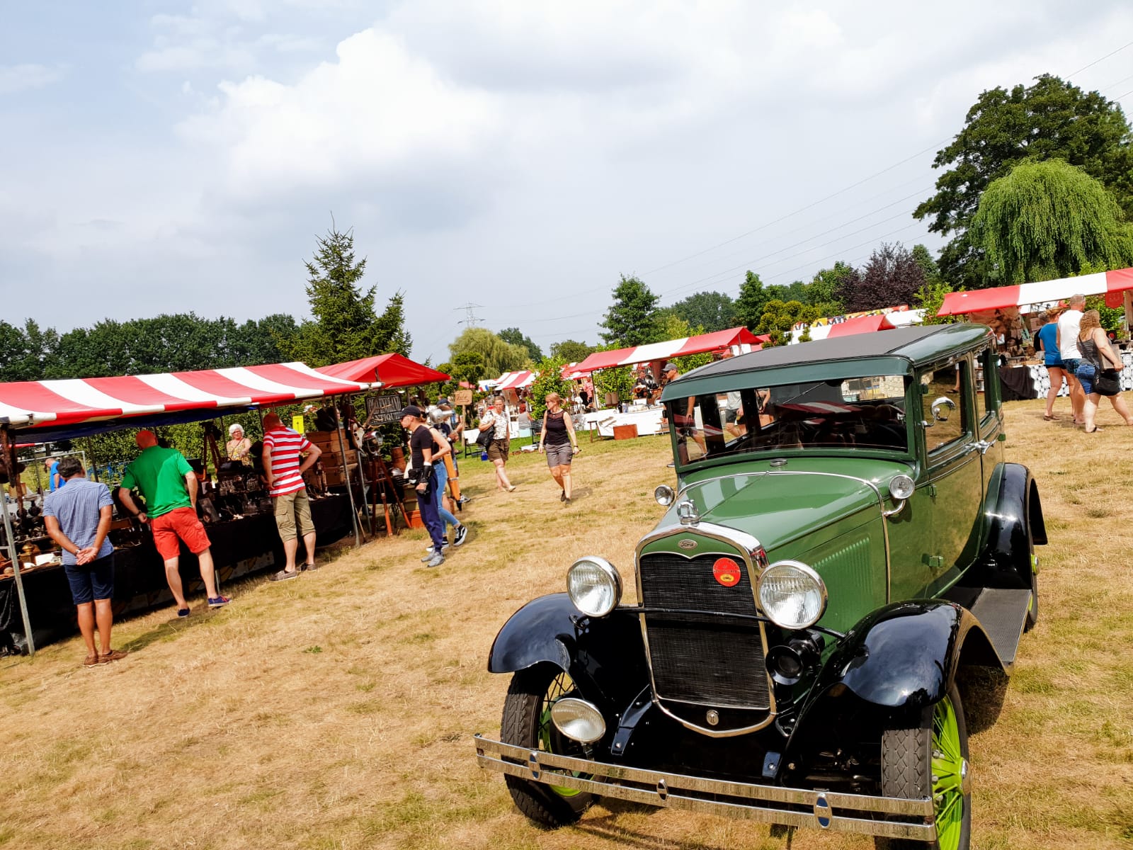 Engelse stijl aangeklede Brocante Antiek Markt in Apeldoorn