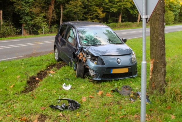Gewonde bij ongeval in Warnsveld; auto botst tegen boom