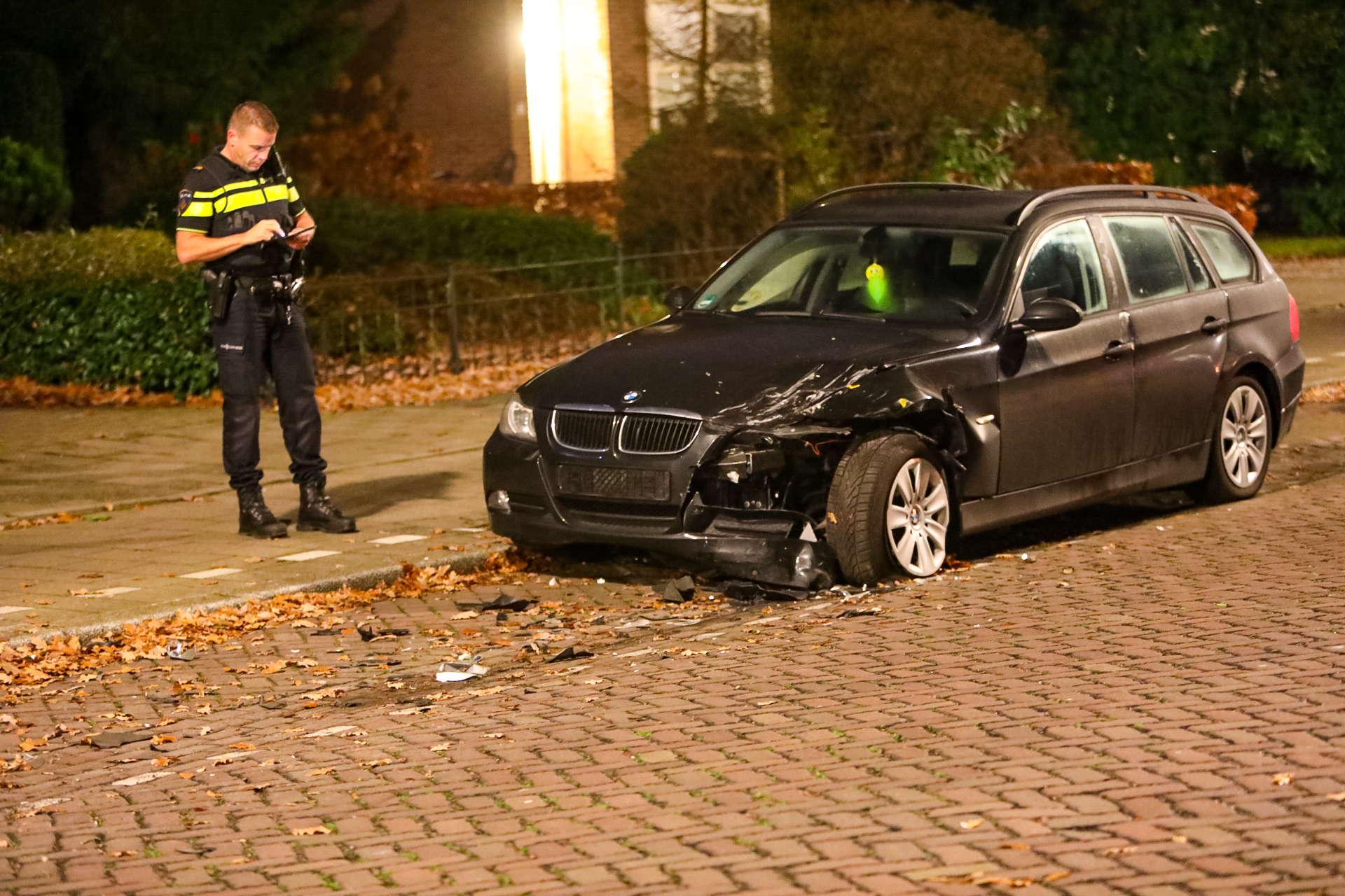 Beschonken automobilist richt ravage aan in Apeldoorn; Zwollenaar (25) aangehouden