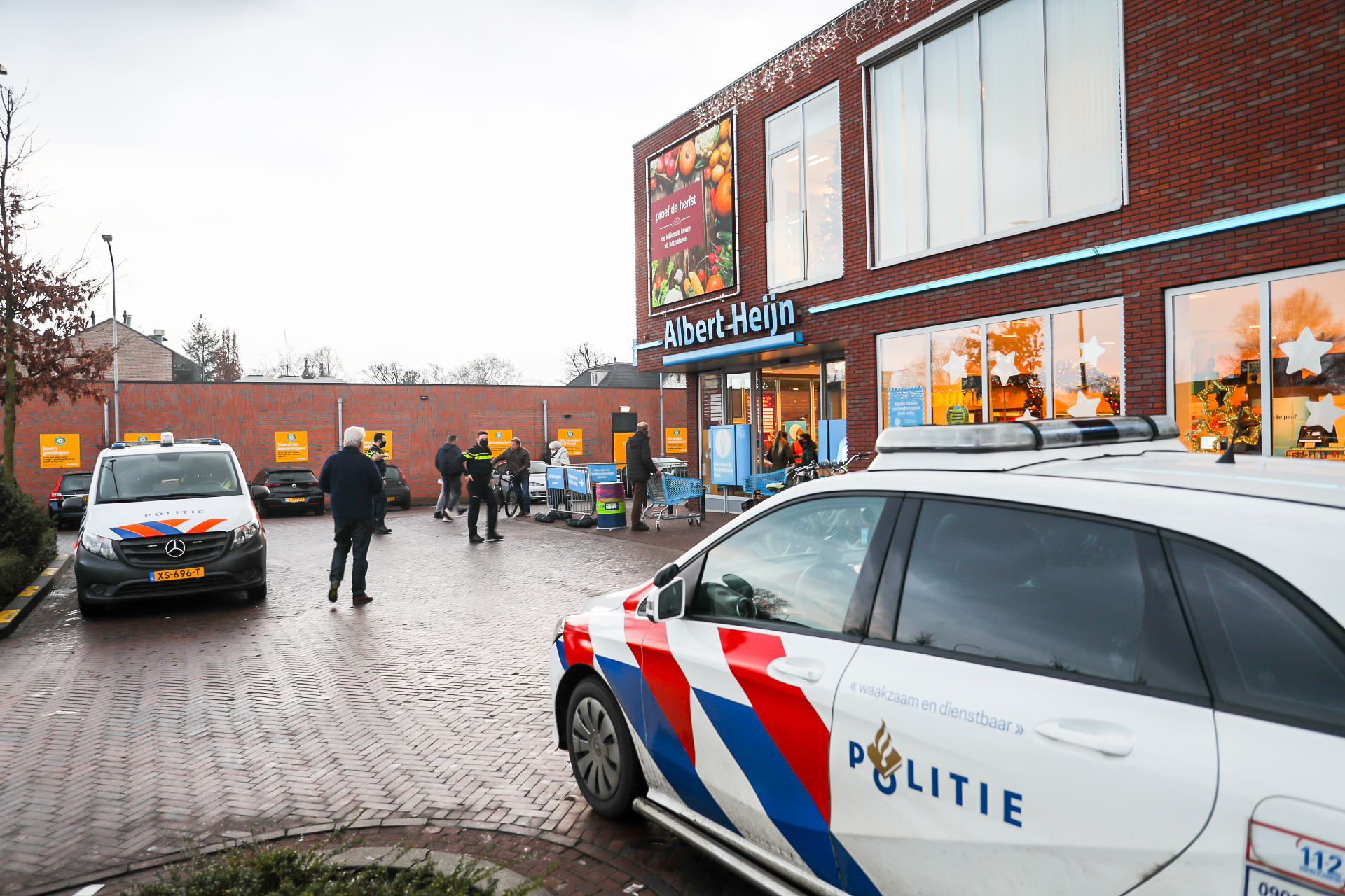 Gewapende overval in Vaassen op supermarkt; politie doet onderzoek