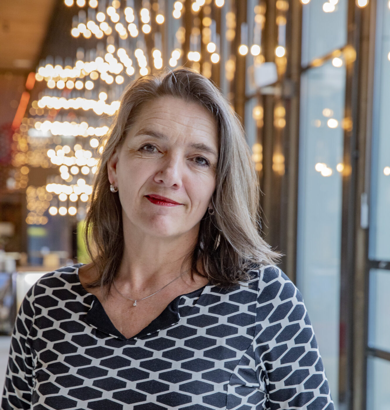 Theaterdirecteur wil lange rode jurk weer aan