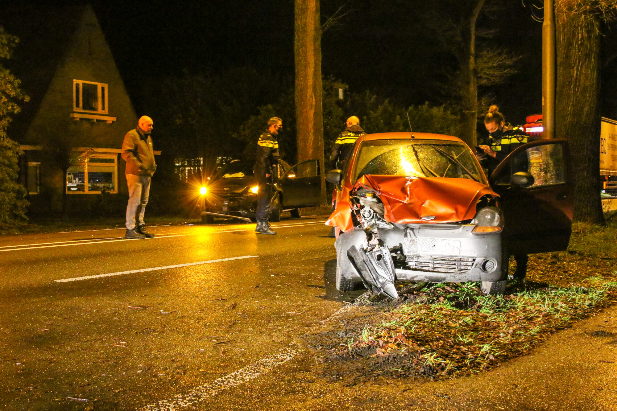 Zutphenseweg afgesloten na frontale aanrijding bij Eefde