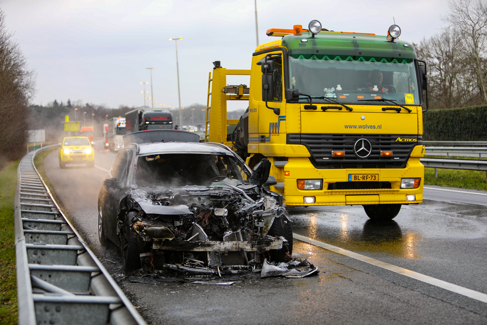 Auto volledig uitgebrand op A50 bij Apeldoorn