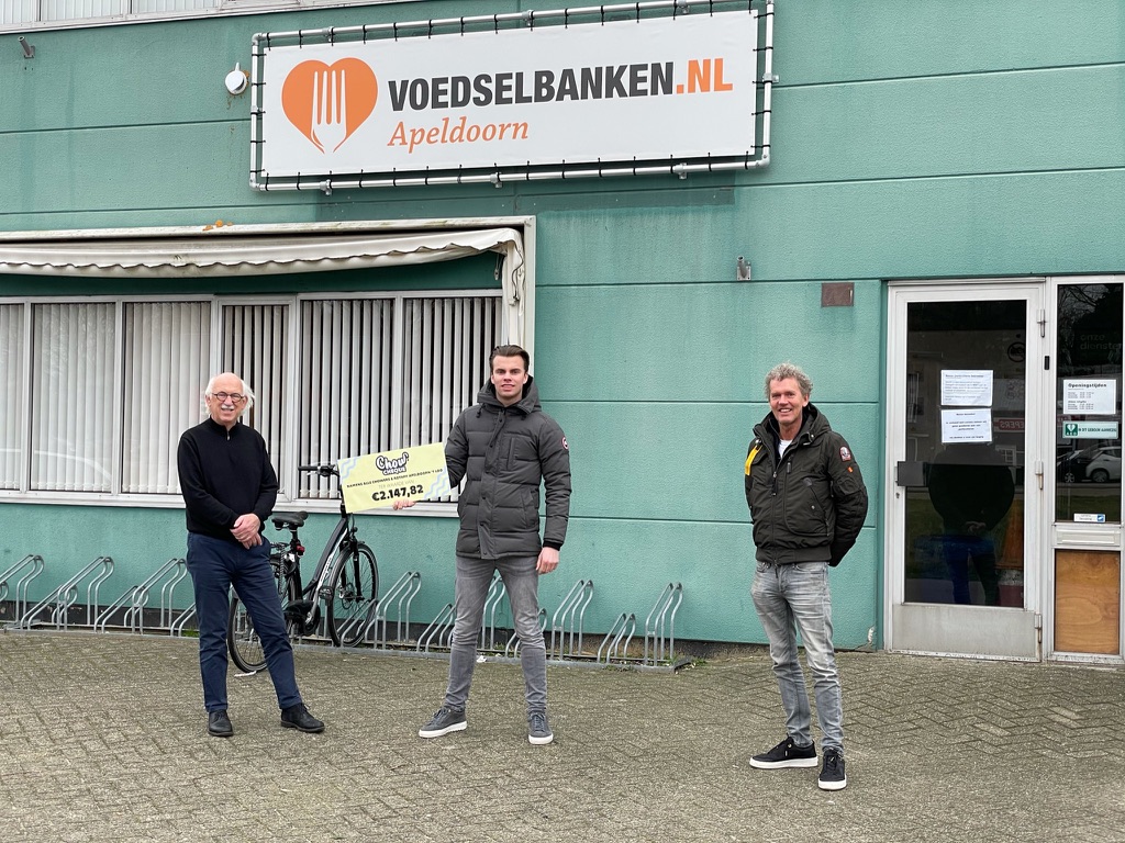 Eerste cheque van Chow voor Voedselbank