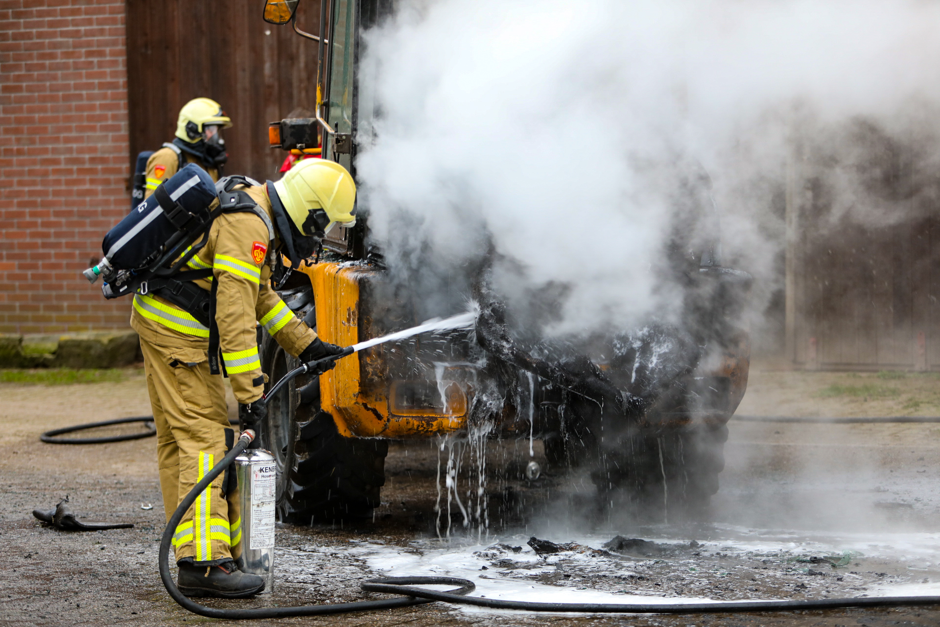 Shovel brand volledig uit op boerenerf in Klarenbeek