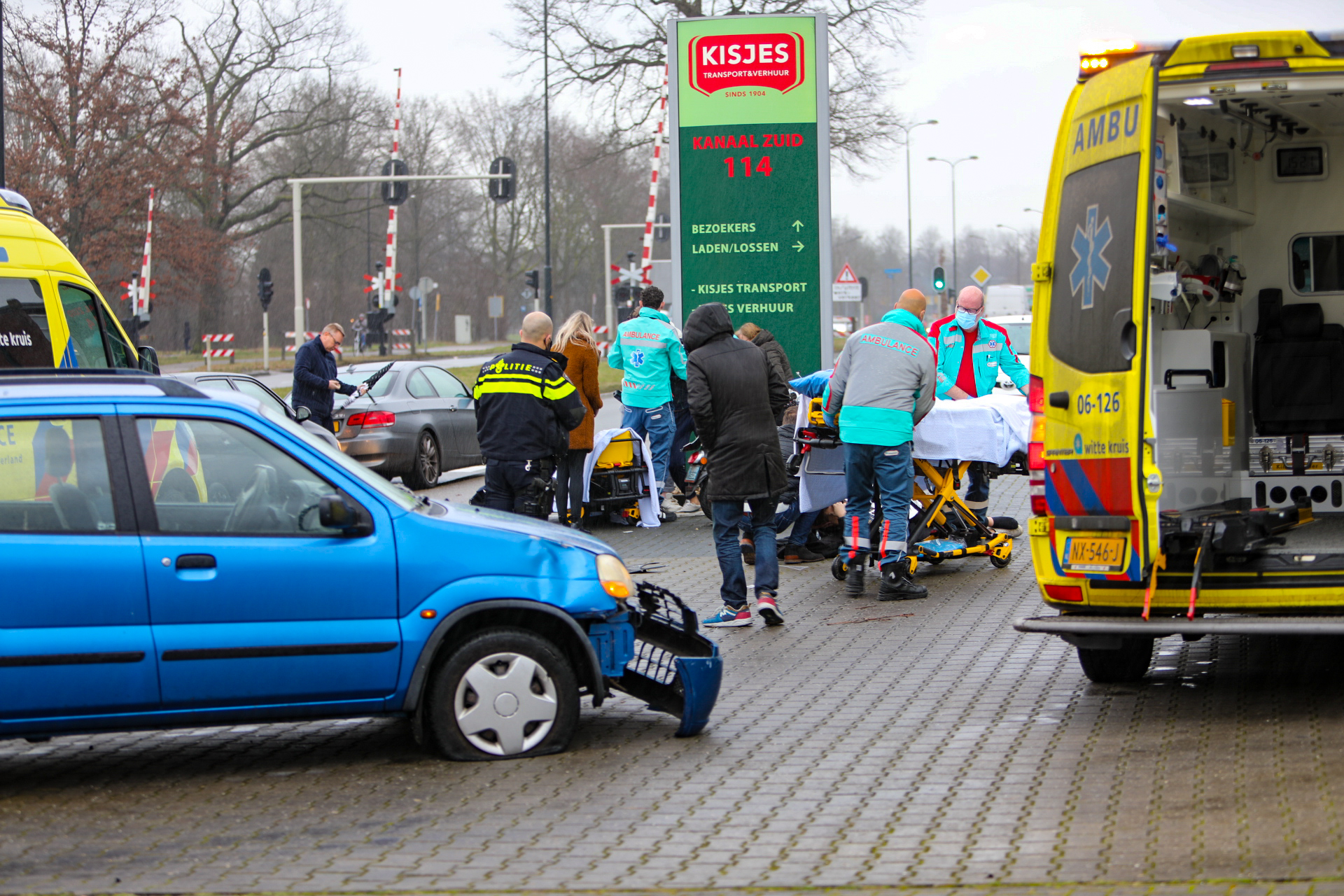 Scooter klapt op afslaande auto; Twee gewonden