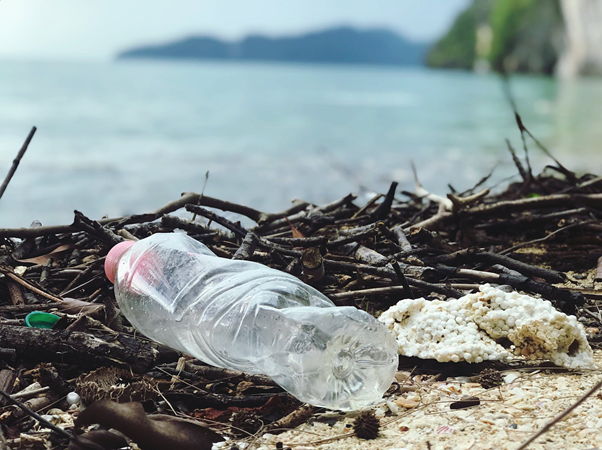 Kleine plastic korreltjes in de IJssel bij Zutphen