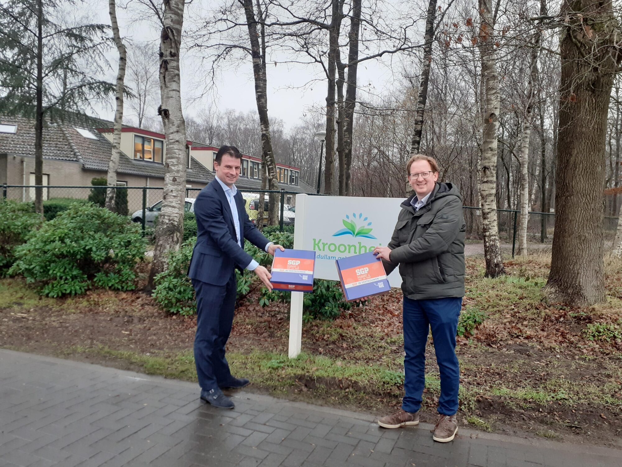 SGP-kandidaten bezorgen stroopwafels bij zorginstellingen