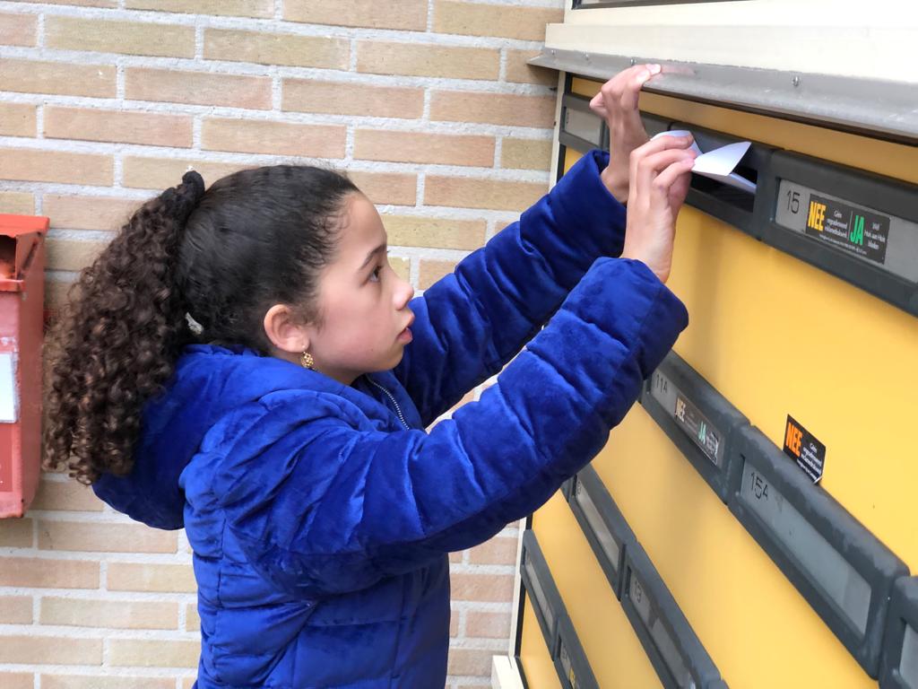 Kinderen brengen honderden kaarten met zelfgemaakte foto’s langs bij Deventer woon- zorgcentra