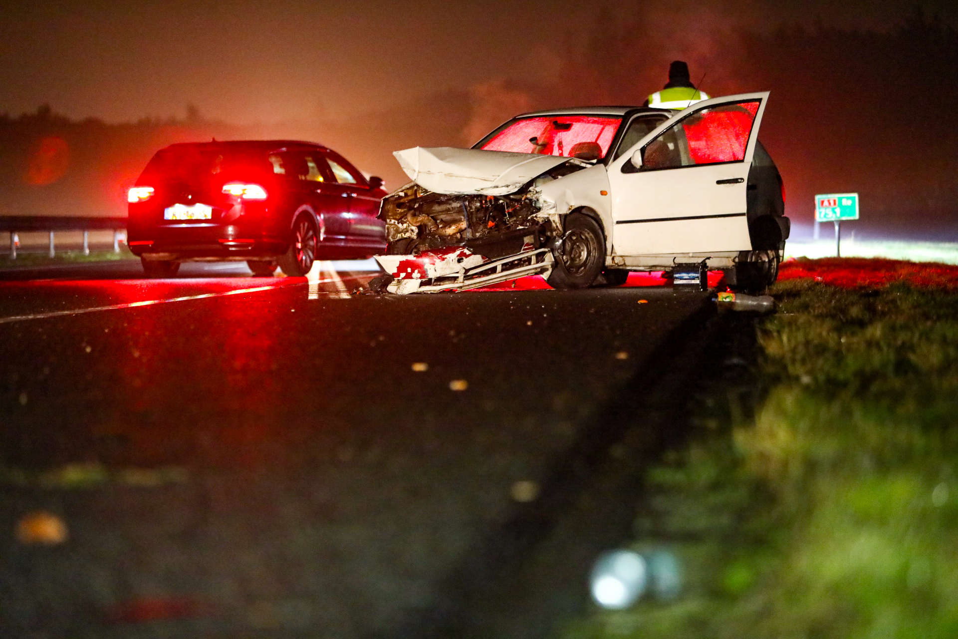 Politieachtervolging na misdrijf in Gouda eindigt in crash op A1 bij Apeldoorn: meerdere politie-auto’s geramd, bestuurder gewond en aangehouden, snelweg dicht