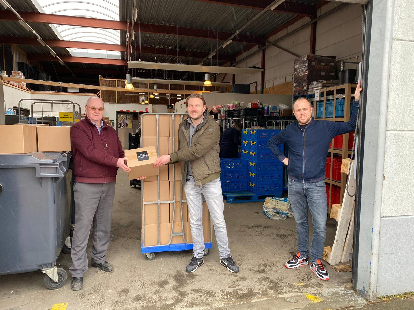Ronde Tafel 25 schenkt 55 pizzapakketten aan Voedselbank