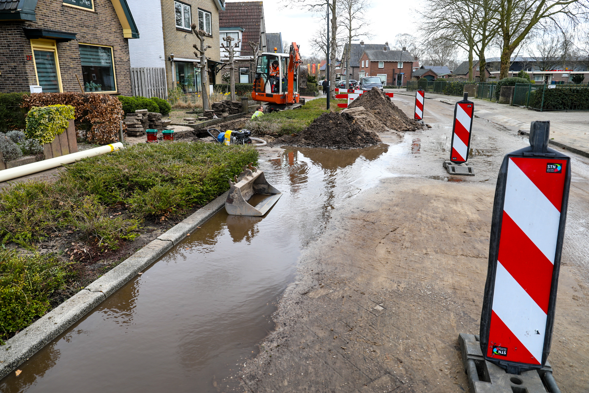 Waterleiding breuk zorgt voor onder gelopen straat in Apeldoorn zuid