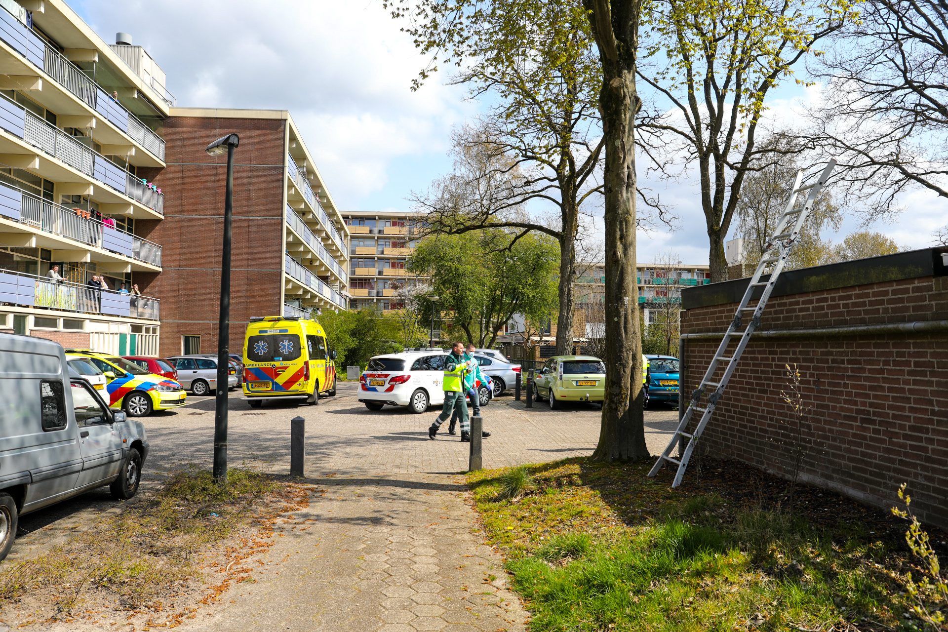 Ernstig gewonde na val van hoogte in Apeldoorn; traumahelikopter geland