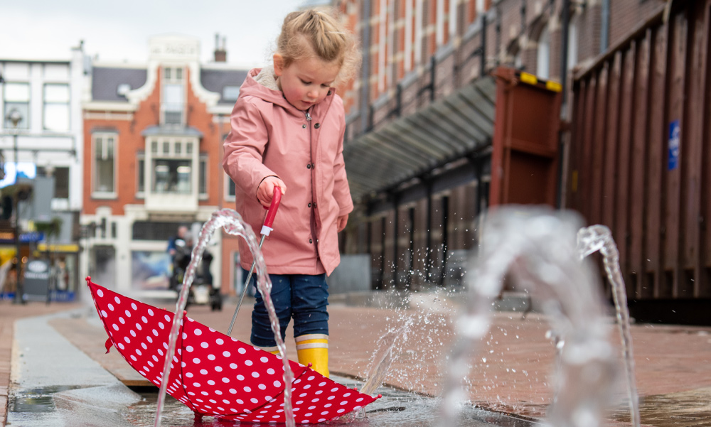 Marktstroom vindt zijn weg door het centrum van Apeldoorn