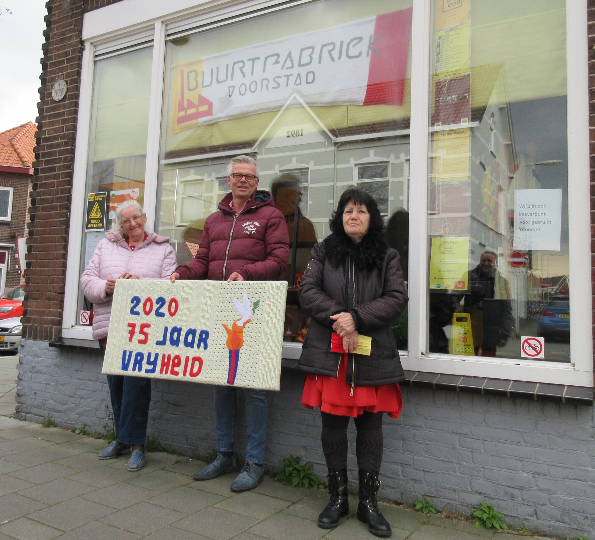 Herdenkingsbreiwerk van breiteam ‘Voorstad Verbindt’ op herdenkingstour