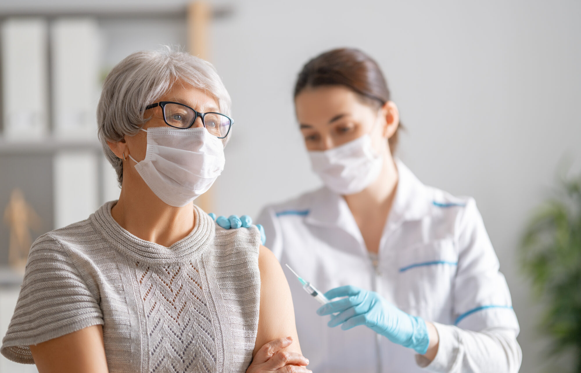 Gevaccineerde zestigplusser houdt zich strak aan coronaregels