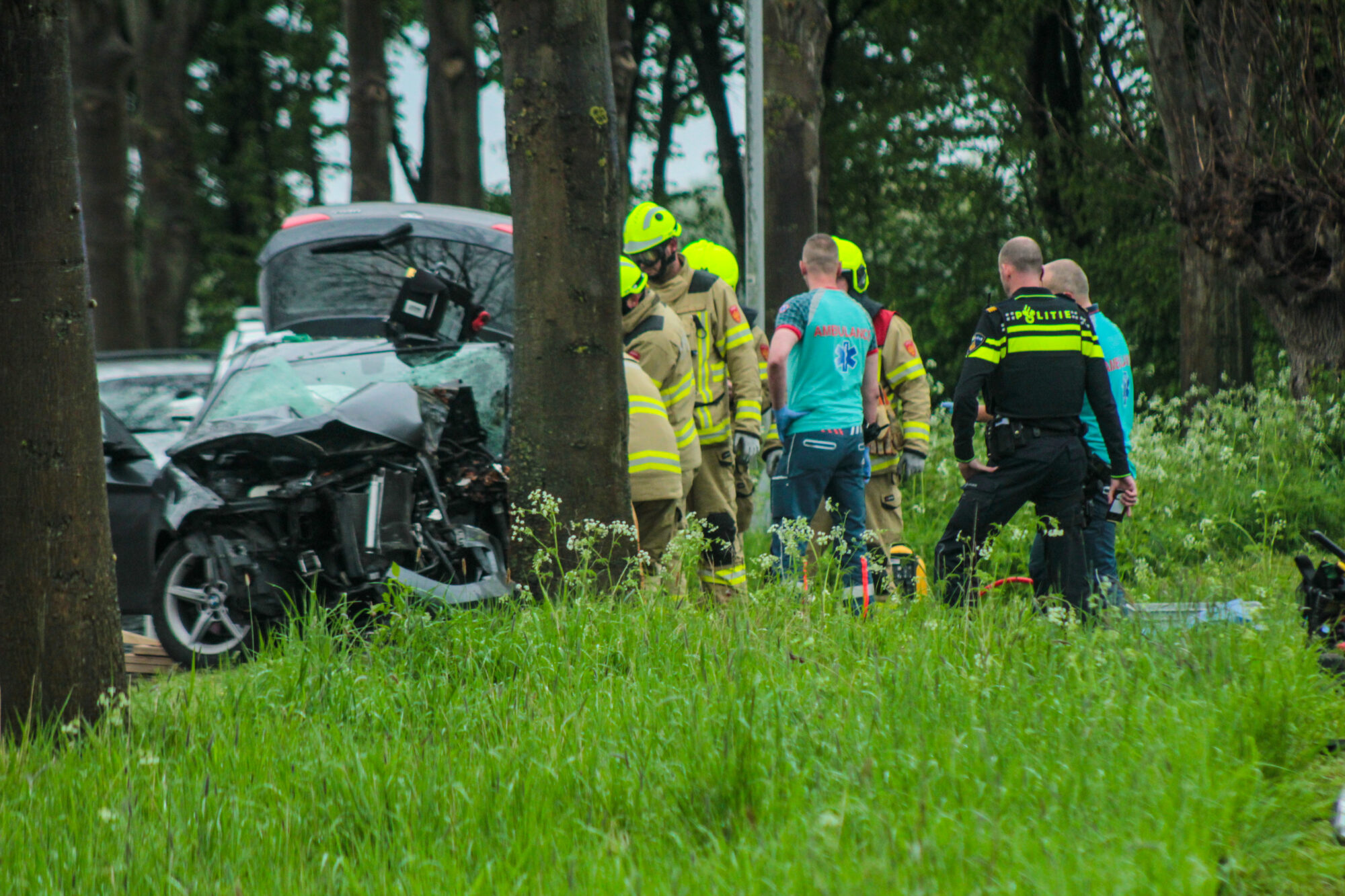 Automobilist uit auto geknipt na ongeluk in Steenderen.