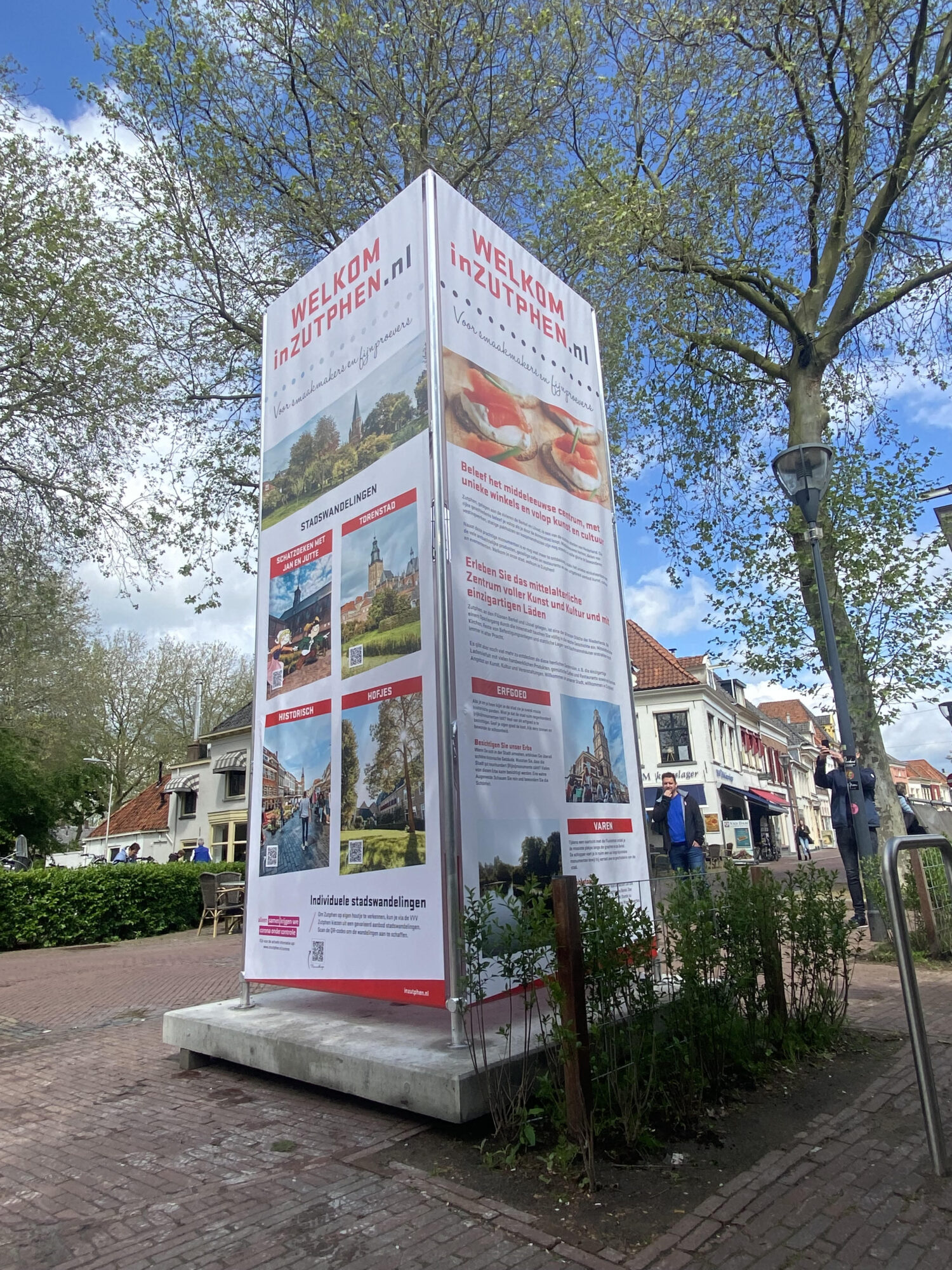 Nieuwe pilaren maken toeristen wegwijs in Zutphen