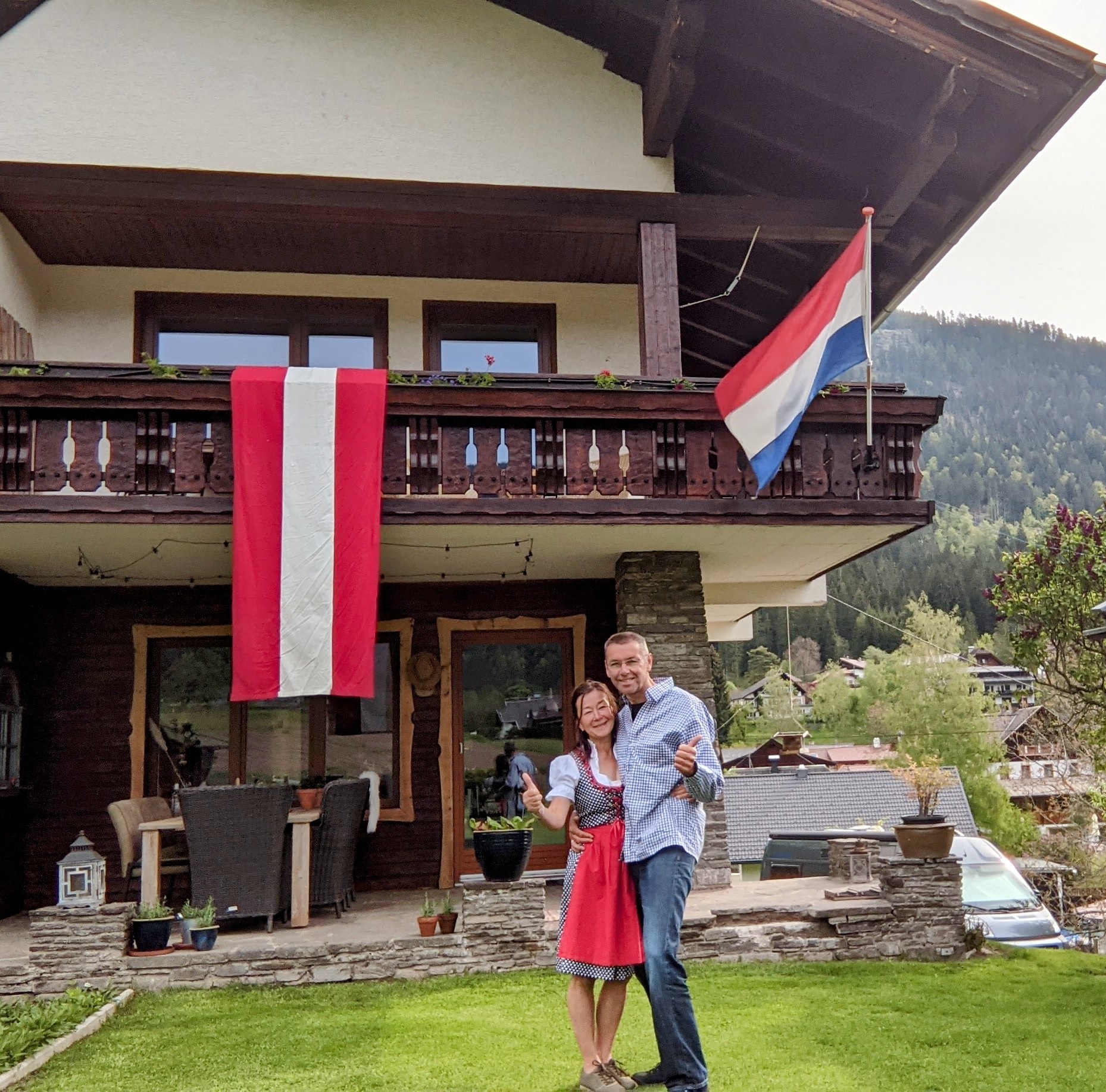 Apeldoorns echtpaar gaat Berghaus in Oostenrijk sfeervol aankleden voor EK-wedstrijd: ‘Bij overwinning van Oranje strooien wij met borrelplankjes!’