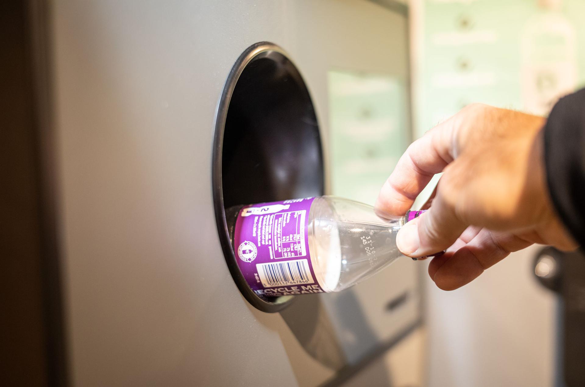 Vanaf 1 juli statiegeld op kleine plastic flessen