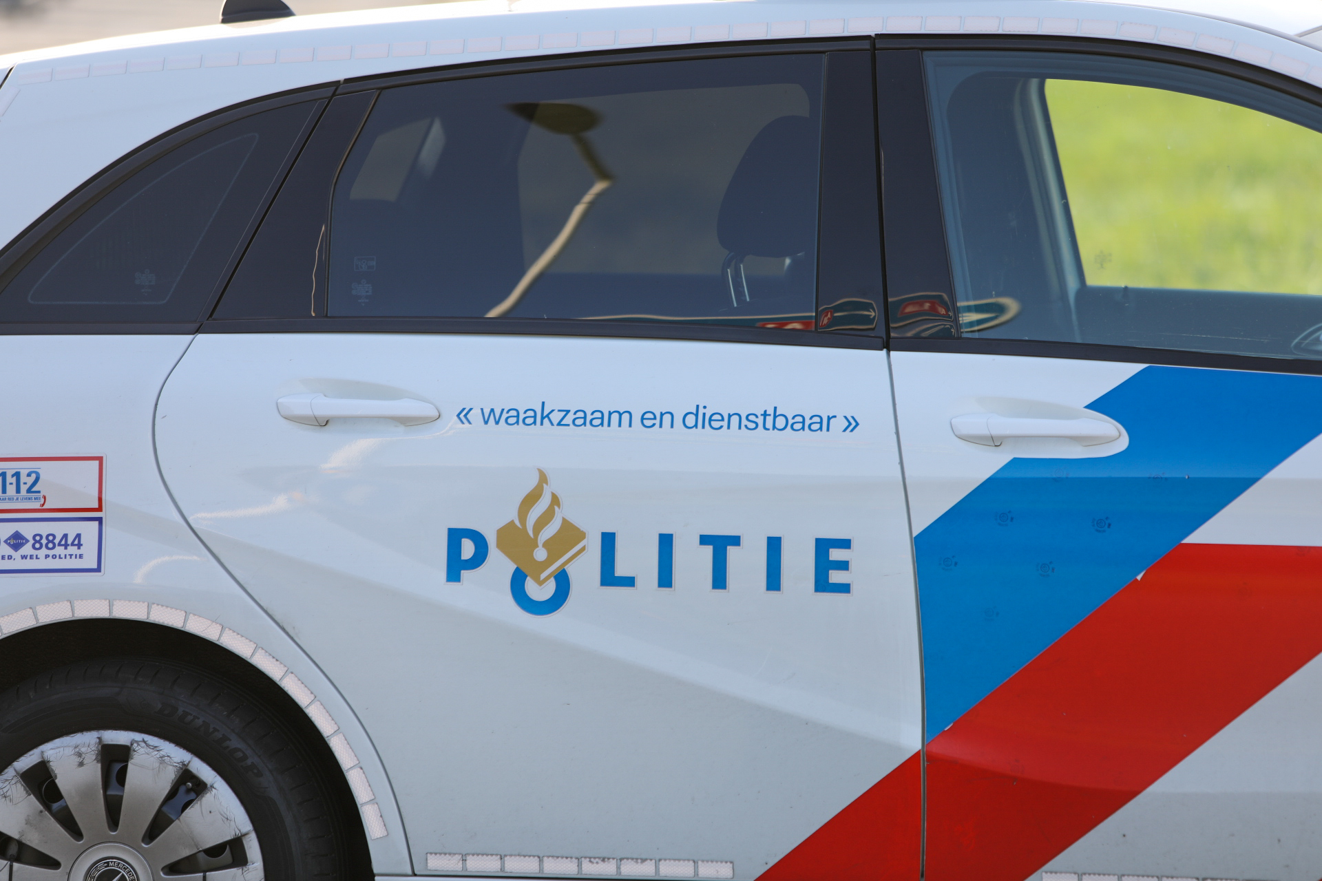 Gewonde vrouw bekneld in auto na botsing met vrachtwagen in Deventer