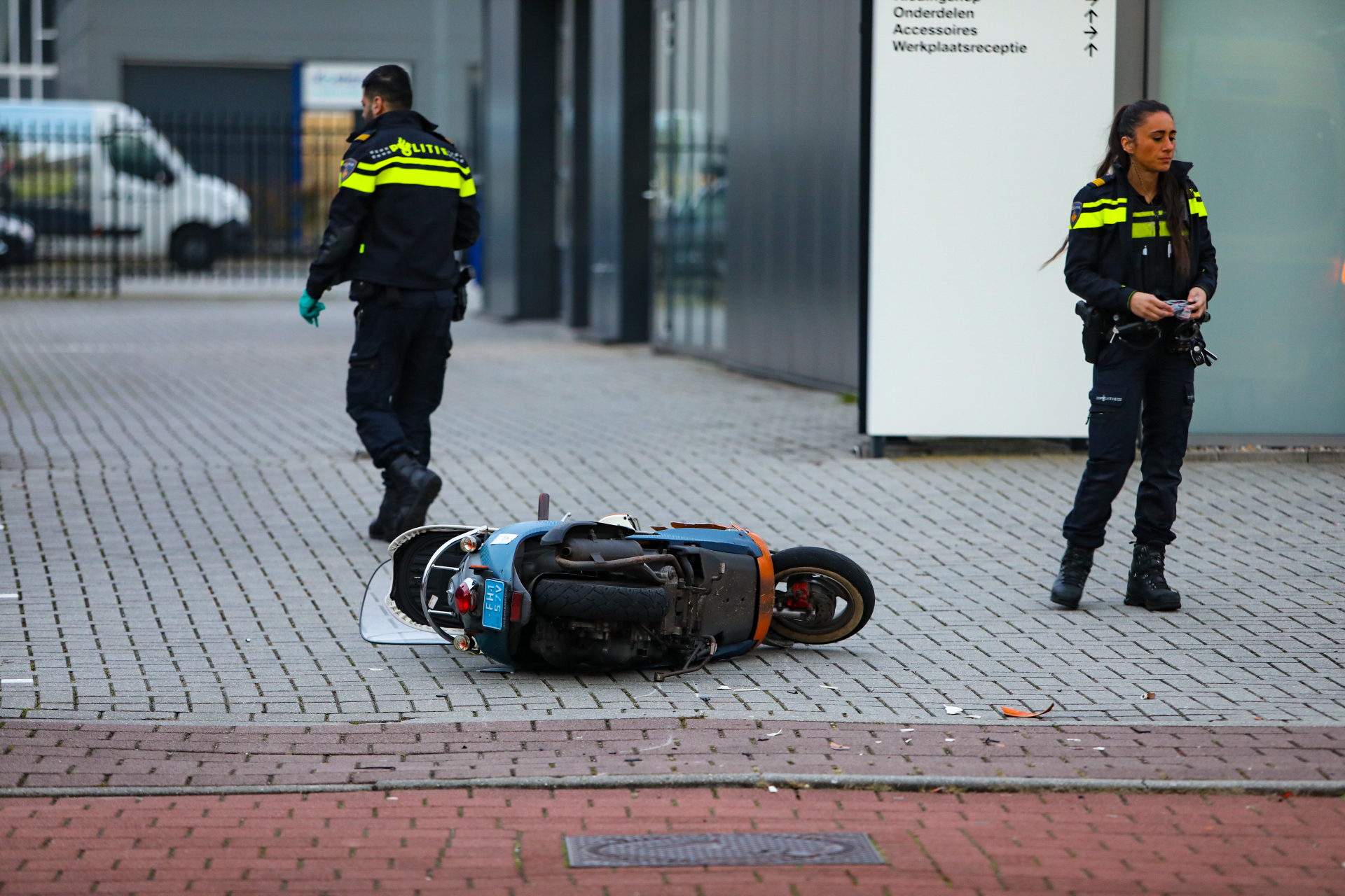 Scooterrijder gewond na ongeluk met afslaande auto in Apeldoorn.