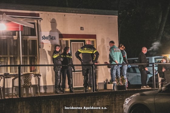Geweldsincident in hotel; politie rijdt band kapot op middengeleider Beekbergerweg Loenen