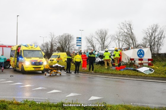 Twee doden bij aanrijding tussen busje en vrachtwagen N348 Brummen.