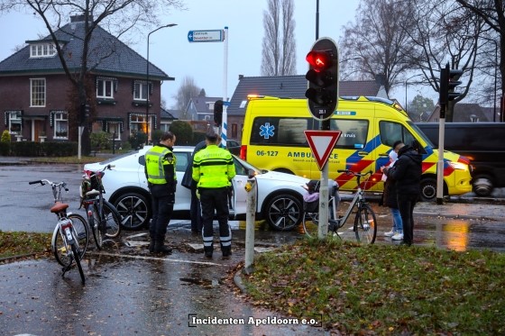 Fietsster aangereden door automobilist Jachtlaan Apeldoorn.