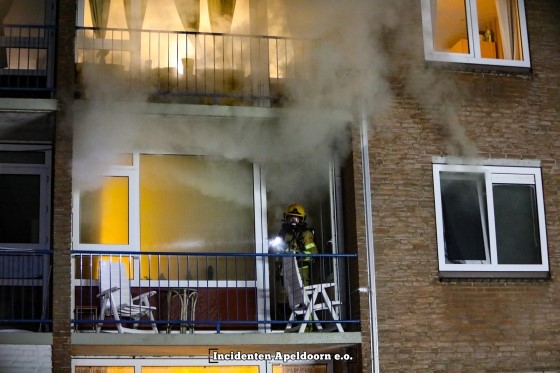 Gewonde bij felle woningbrand in Apeldoorn; brandweer heeft moeite door fout geparkeerde auto’s
