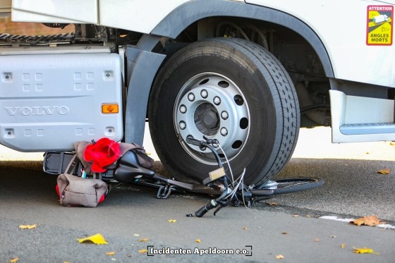 Fietster gewond na aanrijding met vrachtwagen Vlijtseweg Apeldoorn.