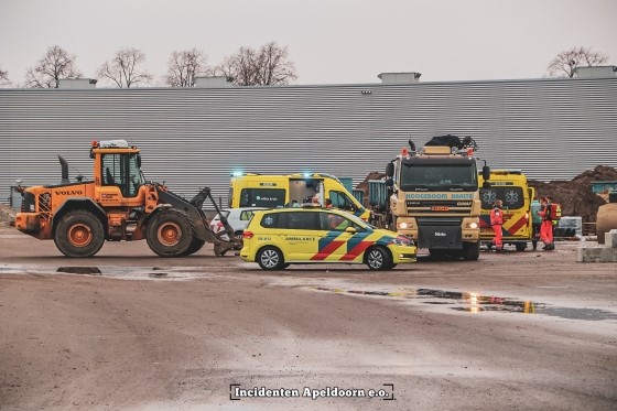 Vrachtwagenchauffeur zwaargewond bij bedrijfsongeval Kanaal Zuid Apeldoorn