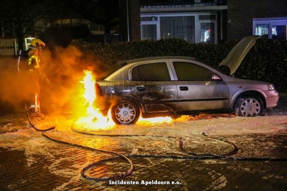 Opnieuw auto in brand gestoken Cort van der Lindenstraat Apeldoorn