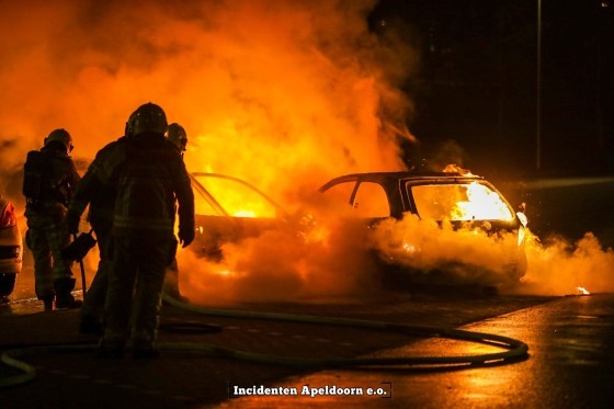 Flinke vlammenzee bij autobrand in Apeldoorn