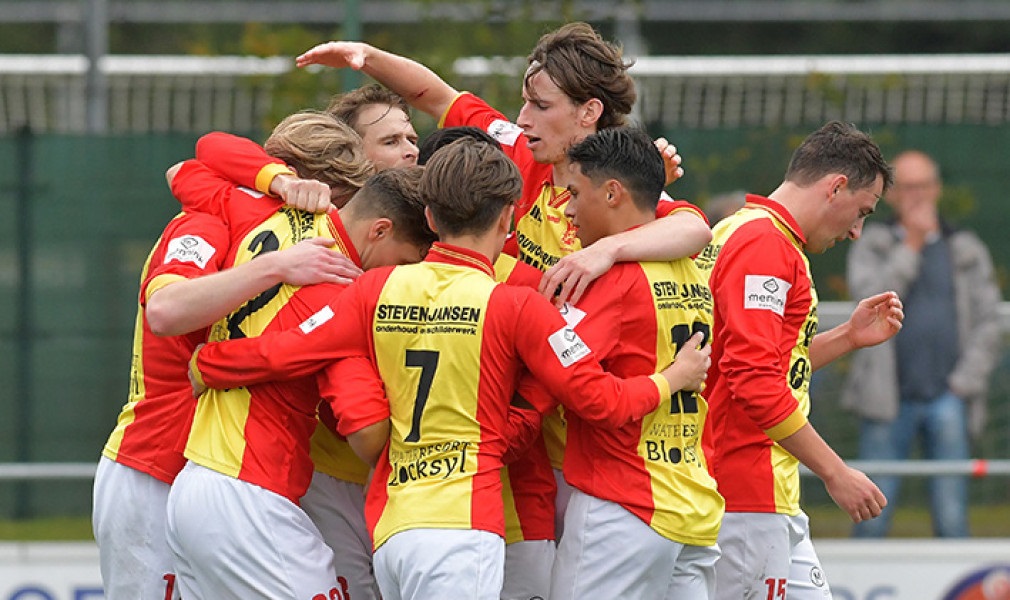 Zevental voetballers langer bij csv Apeldoorn