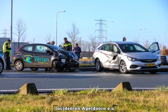 Twee auto’s zwaar beschadigd door ongeluk op Zutphensestraat in Apeldoorn