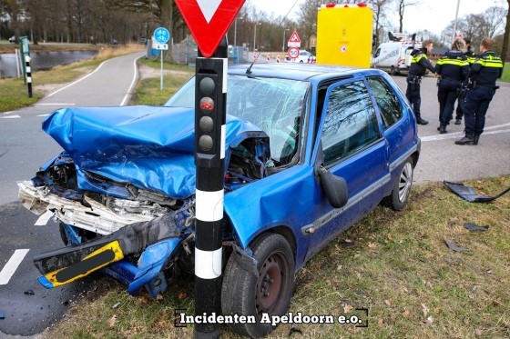 Ernstig ongeluk op Klarenbeekseweg bij Loenen; Politie doet onderzoek naar toedracht
