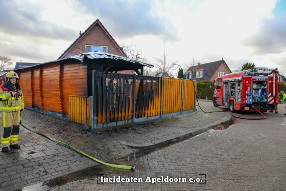 Lichaam overleden persoon aangetroffen bij brand in Apeldoorn; politie doet onderzoek.