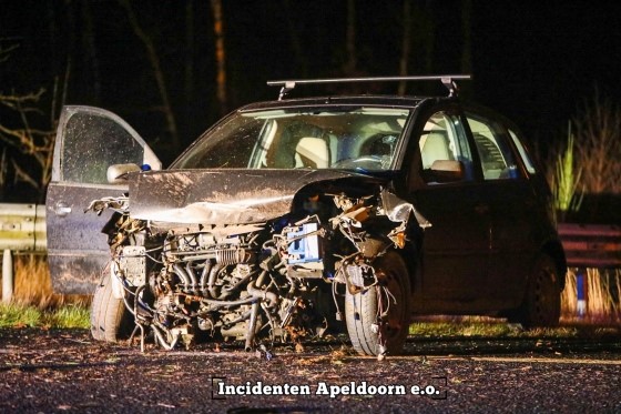 Snelweg korte tijd afgesloten na ongeluk op A1 bij Uddel; auto total loss