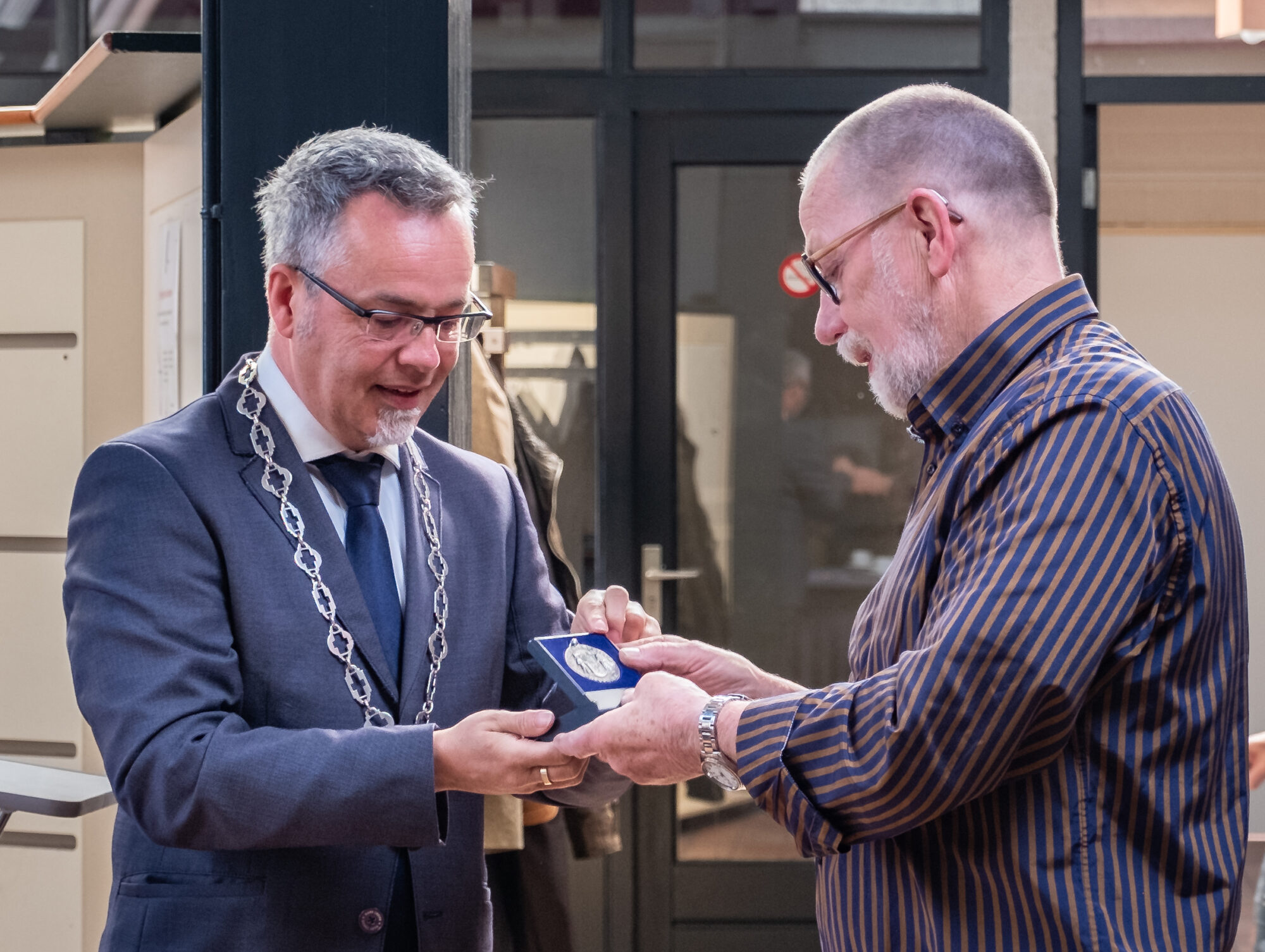 Zilveren legpenning voor John Vos