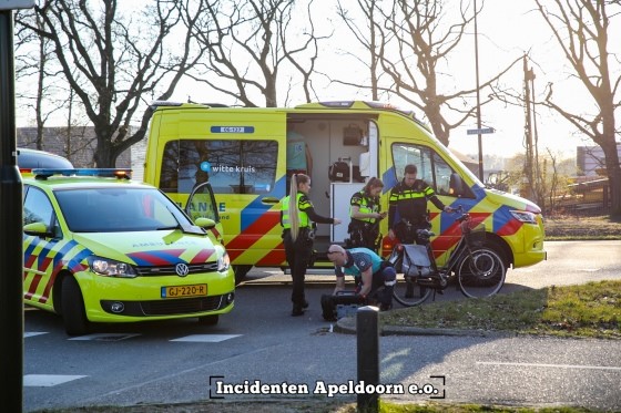 Fietser gewond na ongeluk met auto op Kanaal zuid in Apeldoorn.