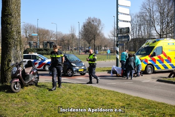 Scooterrijdster gewond na botsing met auto op de Drie Maagden rotonde.