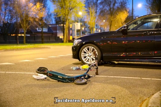 Man op step raakt gewond na botsing met auto in Apeldoorn