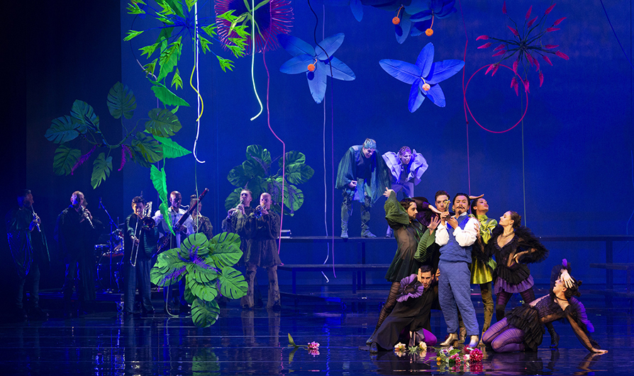 Midzomernachtsdroom theatrale kleurexplosie met meer dan 35 performers