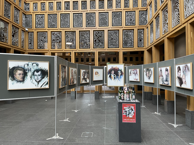 Oranje-expositie GN in centrale hal van Deventer Stadhuis