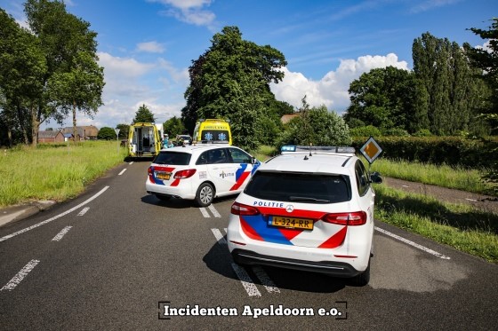 Fietser ernstig gewond na ongeluk in Wilp; traumahelikopter landt langs snelweg A50